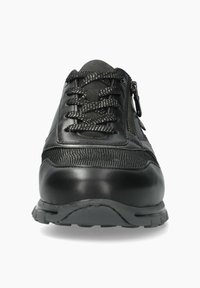 Chaussure de sport noire avec un dessus texturé, fermeture à lacets et zip sur le côté. Dispose d'une semelle robuste avec un motif de semelle rugueux.