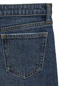Jeans en denim bleu foncé avec une poche arrière présentant des coutures orange contrastantes et une texture subtile. La forme de la poche est rectangulaire.