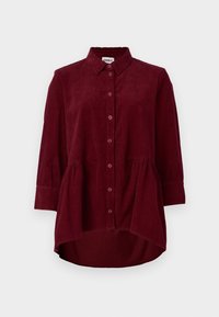 Bordeaux corduroy overhemd met een kraag, knoopsluiting aan de voorkant, 3/4 mouwen en een peplumdetail op de taille. Soepele textuur.