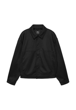 Czarna kurtka z długim rękawem, kołnierzem, ukrytym zapięciem na guziki z przodu oraz subtelnym poziomym przeszyciem na wysokości klatki piersiowej.