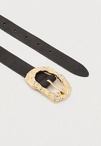 Sort læderbælte med en tekstureret guldbæltespænde med bølget design og tre indlejrede klare rhinsten. Holdbart med rene linjer.