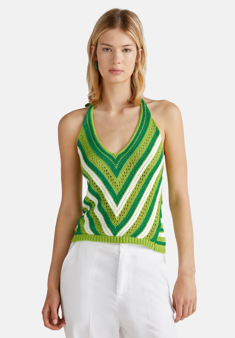Pletený halter top s chevronovým vzorem v zeleno-bílých pruzích, s hlubokým výstřihem do V a ribbovaným lemem, vyrobený z lehkého materiálu.
