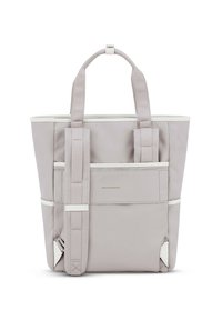 Bolso tote gris claro con doble asa, tejido texturizado, detalles blancos y bolsillos frontales. Presenta correas ajustables y un interior espaciosos.