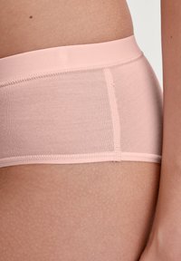 Lichtroze naadloze boyshort gemaakt van zacht stof. Beschikt over een gladde tailleband en minimale stiksels voor comfort.