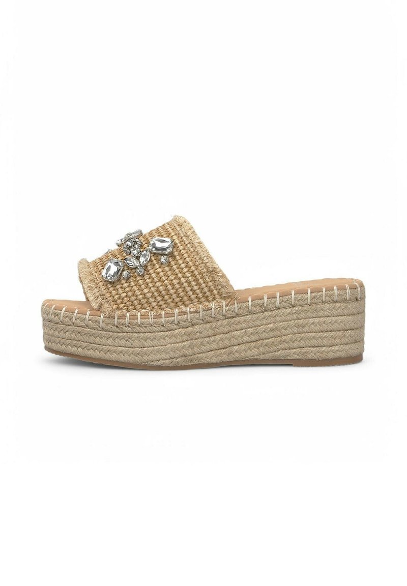 Sandale à slides en paille tissée beige avec un accent décoratif en bijou, dotée d'une semelle en corde surélevée pour plus de hauteur et de finitions en surpiqûres sur les bords.