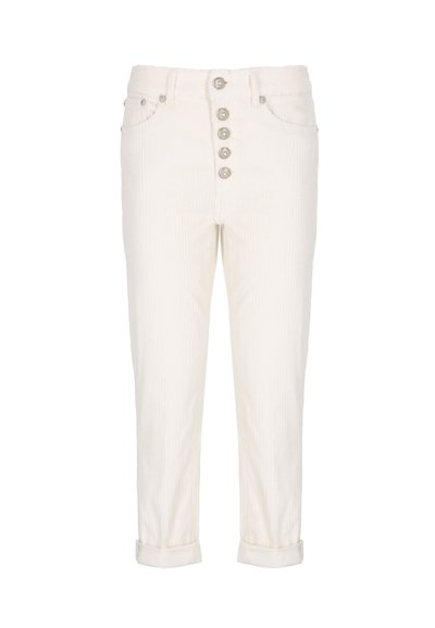 Pantaloni di cotone a coste bianchi con cinque bottoni frontali, orli risvoltati e dettagli delle tasche, esposti su uno sfondo semplice.