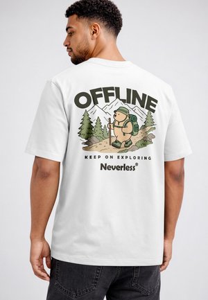 Mann trägt weißes T-Shirt mit Illustration eines wandernden Bären, Bergen, Bäumen und dem Text „OFFLINE KEEP ON EXPLORING Neverless“ auf dem Rücken.