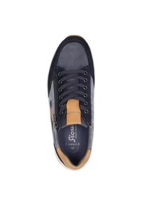 Baskets avec une tige en daim bleu marine, des accents en cuir marron, une semelle en caoutchouc blanche et des lacets avec une fermeture éclair sur le côté pour un accès facile.