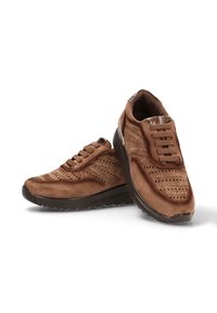 Zapatillas de ante marrón con detalles perforados, cordones texturizados y una suela de goma gruesa, que presentan una puntera redonda y un diseño de perfil bajo.