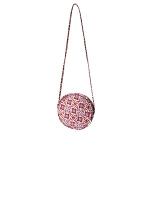 Sac rond avec une sangle tressée, présentant un motif floral en rouge, orange et crème sur un tissu texturé. Fermeture éclair en haut.
