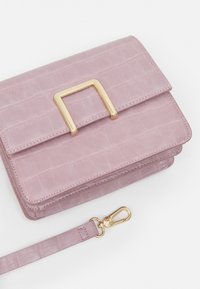 PARFOIS Axelremsväska - purple