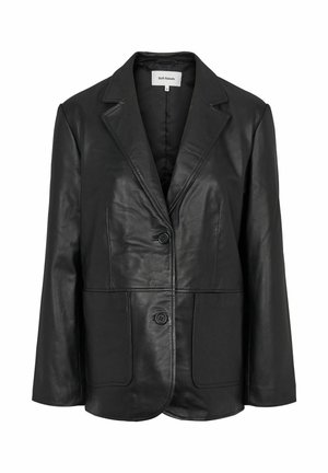 Juodas odinis švarkas su įpjauta atlapų apykakle, dviem mygtukais ir dviem priekinėmis kišenėmis. Lygios tekstūros, prigludęs kirpimas ir struktūruotas dizainas.