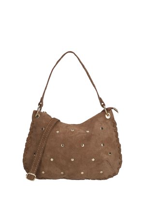 Bruine suède handtas met gouden studs, gevlochten randen, een enkele bovenhengsel en verstelbare schouderriem met gesp.