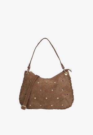 Sac à main en daim marron avec des clous dorés, des bords tressés, une poignée supérieure unique et une bandoulière réglable avec boucle.