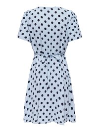Robe bleu clair à manches courtes avec des pois noirs, une ceinture à la taille et une jupe évasée longueur genou, vue de dos.