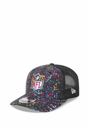 Casquette noire avec un motif moucheté en rose, bleu et jaune. Comprend un logo NFL brodé sur le devant et un dos en mesh.
