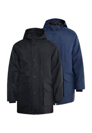 Twee winterjassen met capuchon, één zwart en één donkerblauw, beide met knopen aan de voorkant, ritssluitingen en grote voorzakken.