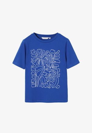 Sinine lühikeste varrukatega T-särk, mille eesosas on valge abstraktne troopiline lehe ja lille joonekunst keskendatud.