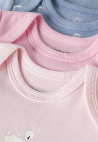 Trois bodys pour bébé ; les couleurs sont rose, bleu clair et à motifs de petits pois. Matière en coton doux, avec des encolures rondes côtelées.