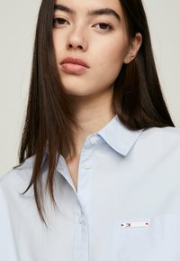 Tommy Jeans FRONT TIE - Blusa - breezy blue