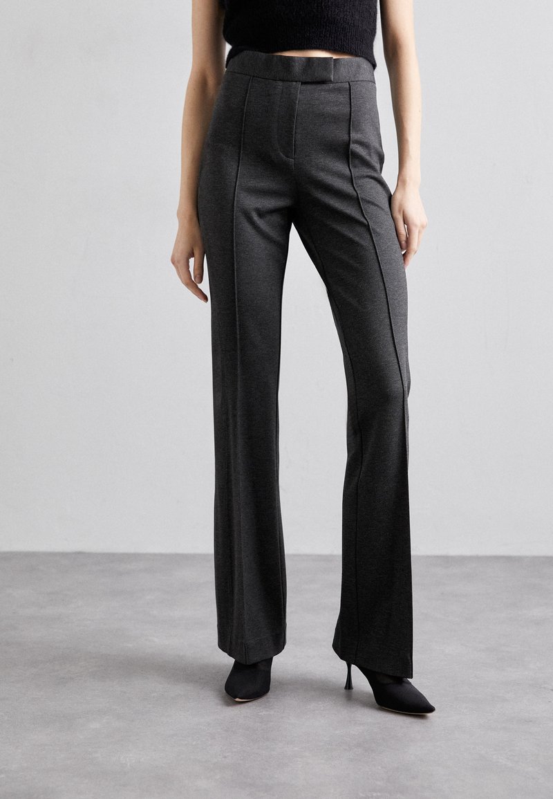 Helmut Lang - SEAMED BOOTCUT - Kalhoty - charcoal, Zvětšit