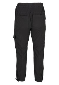 Pantaloni cargo neri con vita elastica, due tasche posteriori, tasca laterale cargo e polsini regolabili alle caviglie. Tessuto leggero.