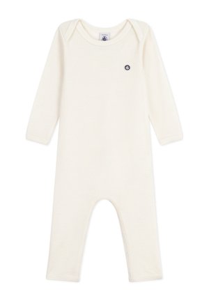 Crèmegekleurde babyromper met lange mouwen, ronde hals en klein geborduurd logo op de borst.