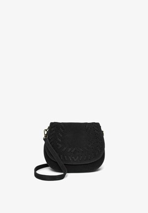 Sac bandoulière en daim noir avec fermeture à rabat, présentant des détails de couture décoratifs et une sangle réglable.