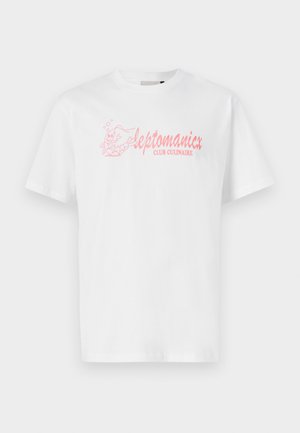 White cotton t-shirt with short sleeves, featuring a pink graphic illustration and text "leptomanicx CLUB CULINAIRE" on the front.