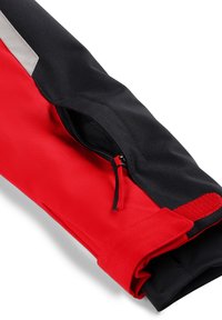Roter und schwarzer Stoffärmel mit einer Reißverschlusstasche, der eine glatte Textur und einen Klettverschluss aufweist. Silberne Akzente in der Nähe der Naht.