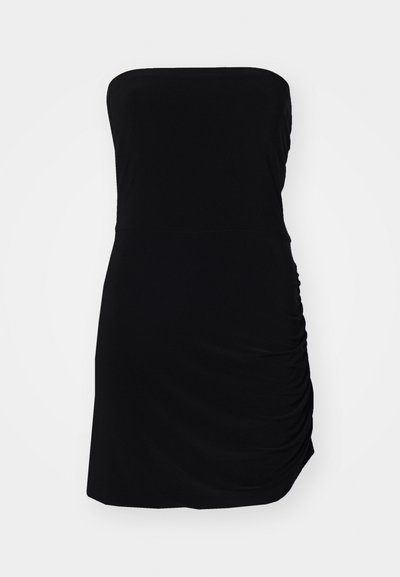 Svart strapless klänning i lätt tyg; har samlad textur på sidan; figurnära design.