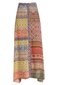 Maxikjol tillverkad av lättviktigt tyg, med livliga, flerfärgade lapptäcksmönster som har geometriska och blommiga motiv.