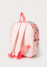 Rosa tygbackpack med blommönster, med dragkedjestängning, dubbla remmar och ett handtag på toppen för enkel bärning.