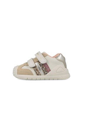Zapatilla beige para niño con dos cierres de velcro, estampado de leopardo y rayas con purpurina, y suela de goma blanca.