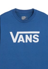 Blaues Crewneck-T-Shirt mit großem weißen Vans-Logo, das auf der Brust zentriert ist.