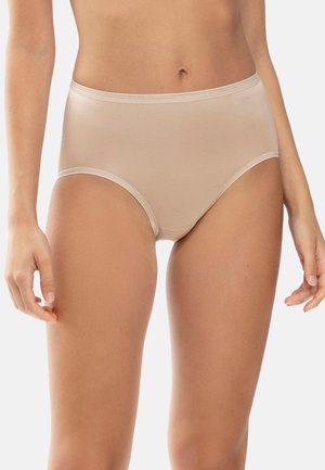 Mutande alta beige realizzate in tessuto morbido e elastico. Presentano una superficie liscia con una sottile cintura elastica e senza cuciture visibili.