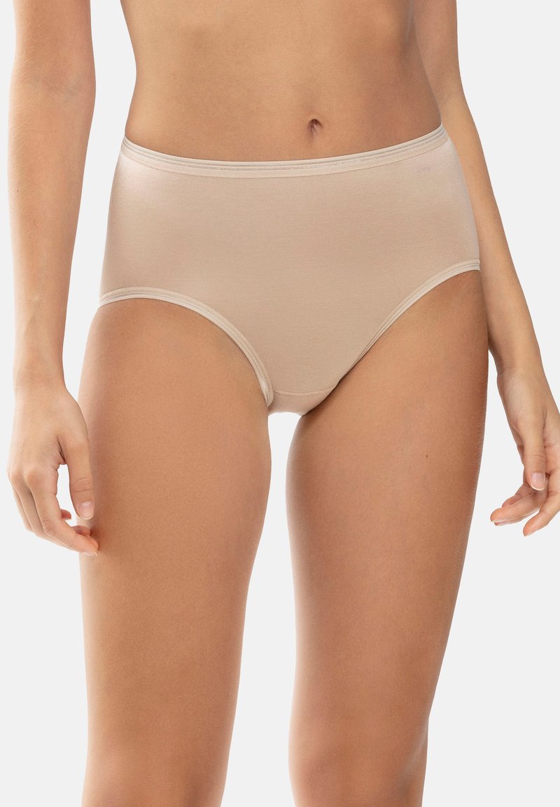 Beige hochgeschnittene Slips aus weichem, dehnbarem Stoff. Verfügt über eine glatte Textur mit einem dezenten elastischen Bund und ohne sichtbare Nähte.