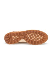 Suola in gomma marrone con una texture a presa, progettata per garantire aderenza. Parte superiore in morbido beige con una forma affusolata e dettagli di cucitura delicati.