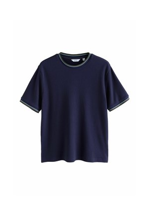 Marineblaue Kurzarm-T-Shirt mit strukturierter Stoffqualität, ausgestattet mit einem gerippten Rundhalsausschnitt und kontrastierenden grünen und gelben Akzenten am Kragen.