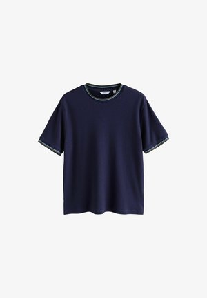 T-shirt bleu marine à manches courtes en tissu texturé, avec un col rond côtelé et des accents contrastants verts et jaunes au niveau du col.