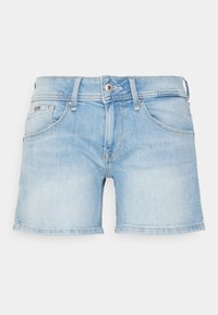 Pantalones cortos de denim azul claro con un diseño clásico. Presenta dobladillos cosidos, un estilo de cinco bolsillos y un cierre frontal con botón.