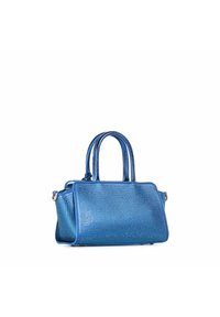 Borsa a mano blu metallica con forma strutturata, superficie testurizzata e due manici. Presenta un compartimento con cerniera e accessori in contrasto.