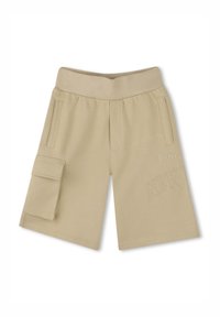 Pantalones cortos de mezcla de algodón beige con cinturilla elástica, bolsillos laterales y un bolsillo tipo cargo que presenta bordados de "NUEVO" y "DKNY".