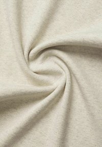 Beige ribbet stoff, med et teksturert mønster med smale linjer. Myk, fleksibel, og litt glanset overflate, ideell for forskjellige applikasjoner.