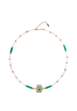 Collier de perles composé d'éléments blancs, verts et dorés avec une perle turquoise centrale. Il est doté d'une fermeture à chaîne délicate.