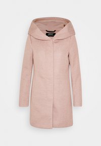 Cappotto su misura rosa chiaro con cappuccio ampio e strutturato, maniche lunghe e taglio dritto. Realizzato in tessuto testurizzato con chiusura frontale.