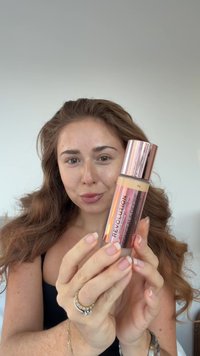 Fond de teint Revolution Conceal & Define dans un flacon transparent avec un distributeur rose doré. L'emballage présente une étiquette beige et une finition brillante.