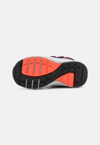Schuhsohle mit einer schwarzen Gummibasis, die eine strukturierte Oberfläche und orangefarbene Akzentmuster für Grip und Traktion aufweist. Sichtbares dreieckiges Profilmuster.