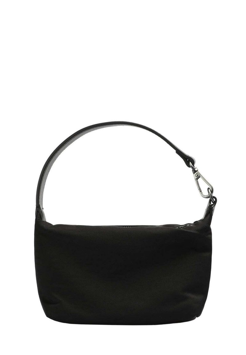 Sac à épaule en tissu noir avec une forme courbée, une bandoulière en cuir réglable et des finitions en métal argenté. Texture lisse sans motifs visibles.