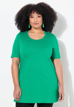 Grünes T-Shirt mit kurzen Ärmeln aus weichem Stoff und rundem Ausschnitt. Das Design ist locker geschnitten und fällt unter die Hüften.